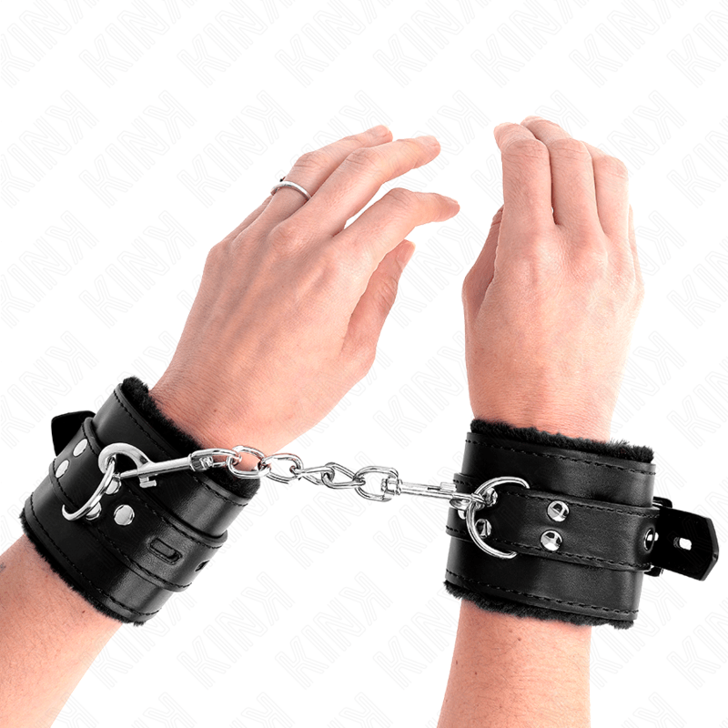 KINK - POLSINI IMBOTTITI IN PELLICCIA CON FORI QUADRI NERI E CINTURA NERA REGOLABILE 17 - 29 CM X 6 CM - KINK WRIST RESTRAINT - Intimo per le occasioni speciali | The Game Lingerie