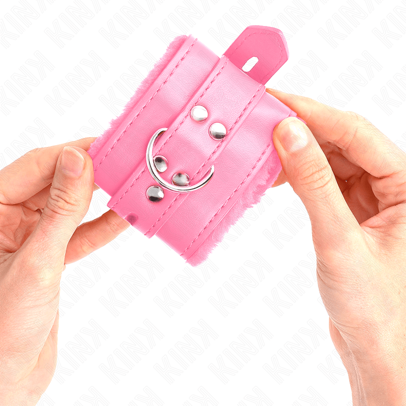 KINK - POLSINI IMBOTTITI IN PELLICCIA CON FORI QUADRI ROSA E CINTURA ROSA REGOLABILE 17 - 29 CM X 6 CM - KINK WRIST RESTRAINT - Intimo per le occasioni speciali | The Game Lingerie
