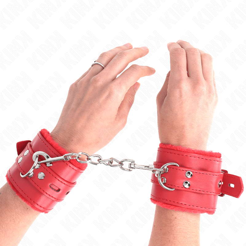 KINK - POLSINI IMBOTTITI IN PELLICCIA CON FORI QUADRI ROSSO E CINTURA ROSSA REGOLABILE 17 - 29 CM X 6 CM - KINK WRIST RESTRAINT - Intimo per le occasioni speciali | The Game Lingerie