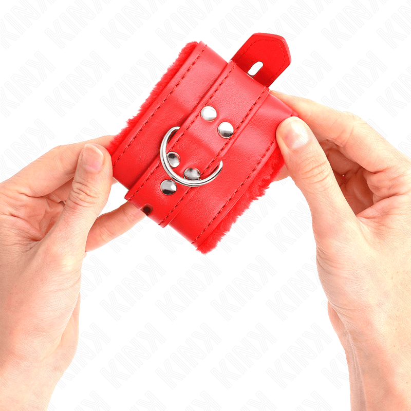 KINK - POLSINI IMBOTTITI IN PELLICCIA CON FORI QUADRI ROSSO E CINTURA ROSSA REGOLABILE 17 - 29 CM X 6 CM - KINK WRIST RESTRAINT - Intimo per le occasioni speciali | The Game Lingerie