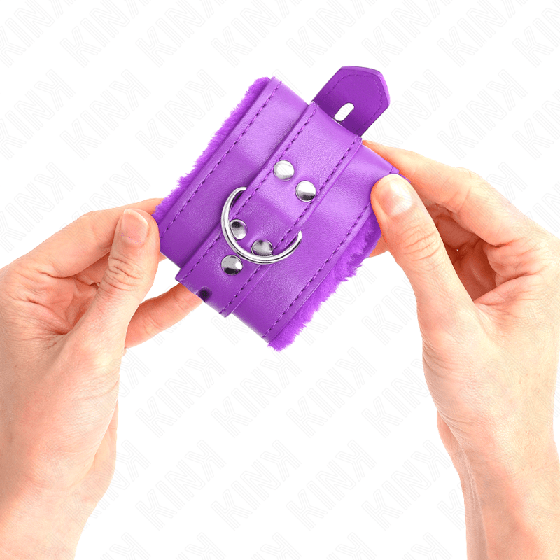 KINK - POLSINI IMBOTTITI IN PELLICCIA CON FORI QUADRI VIOLA E CINTURA VIOLA REGOLABILE 17 - 29 CM X 6 CM - KINK WRIST RESTRAINT - Intimo per le occasioni speciali | The Game Lingerie