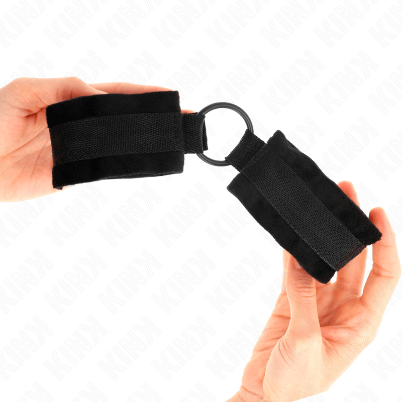 KINK - POLSINI IN PELLICCIA PER PRINCIPIANTI 25 CM CON O - RING 4 CM NERO REGOLABILE 15 - 25 CM - KINK WRIST RESTRAINT - Intimo per le occasioni speciali | The Game Lingerie