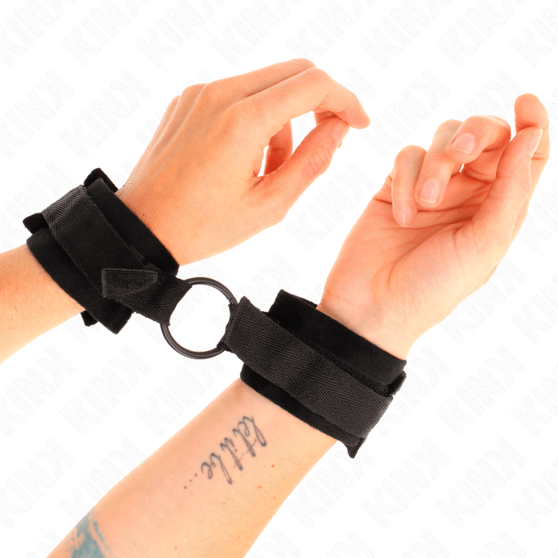 KINK - POLSINI IN PELLICCIA PER PRINCIPIANTI 25 CM CON O - RING 4 CM NERO REGOLABILE 15 - 25 CM - KINK WRIST RESTRAINT - Intimo per le occasioni speciali | The Game Lingerie