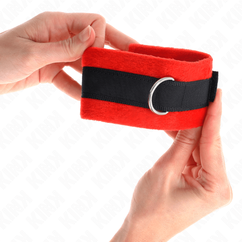 KINK - POLSINI IN PELLICCIA PER PRINCIPIANTI NERO - ROSSO 30 X 7 CM - KINK WRIST RESTRAINT - Intimo per le occasioni speciali | The Game Lingerie