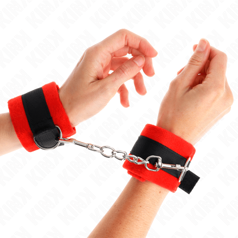 KINK - POLSINI IN PELLICCIA PER PRINCIPIANTI NERO - ROSSO 30 X 7 CM - KINK WRIST RESTRAINT - Intimo per le occasioni speciali | The Game Lingerie
