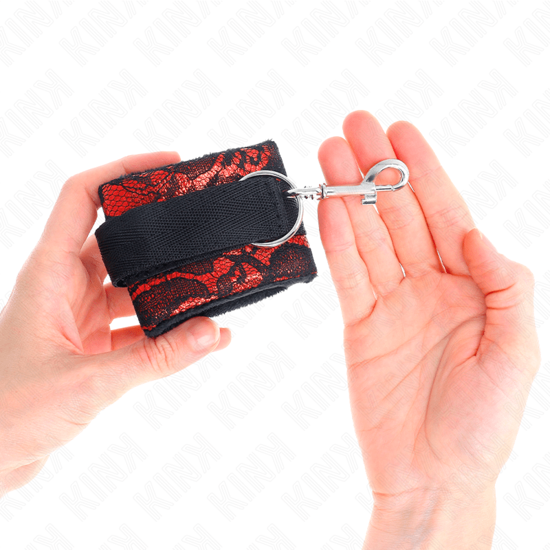 KINK - POLSO CORTO IN PIZZO DI VELLUTO E FASCIA IN NYLON ROSSO / NERO 23 X 6,5 CM - KINK WRIST RESTRAINT - Intimo per le occasioni speciali | The Game Lingerie