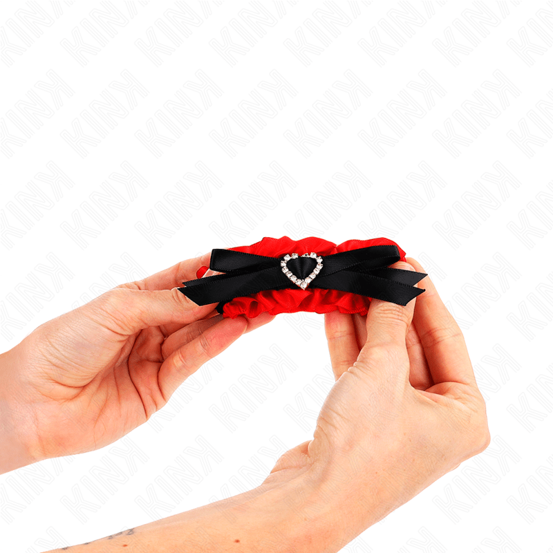 KINK - POLSO ELASTICO IN PIZZO DETTAGLI CUORE ROSSO REGOLABILE 22 - 35 CM - KINK WRIST RESTRAINT - Intimo per le occasioni speciali | The Game Lingerie