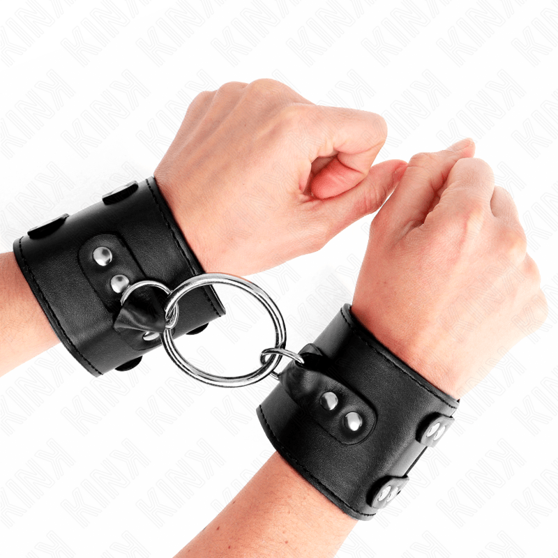 KINK - POLSO FISSO CON ANELLO E BORCHIE REGOLABILE NERO 17 - 22 CM X 6,5 CM - KINK WRIST RESTRAINT - Intimo per le occasioni speciali | The Game Lingerie