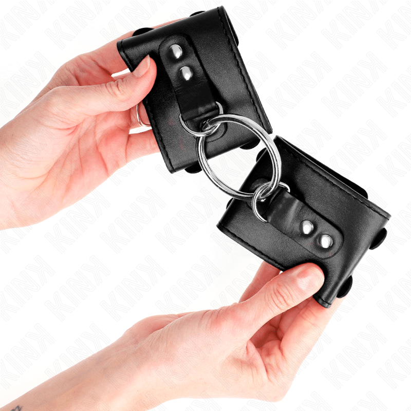 KINK - POLSO FISSO CON ANELLO E BORCHIE REGOLABILE NERO 17 - 22 CM X 6,5 CM - KINK WRIST RESTRAINT - Intimo per le occasioni speciali | The Game Lingerie