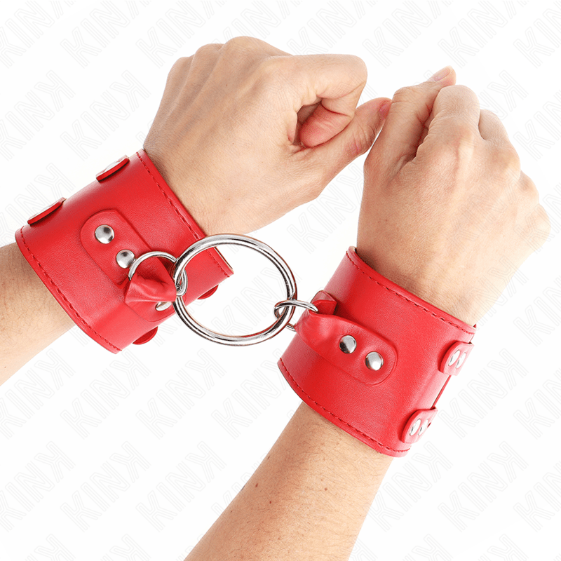KINK - POLSO FISSO CON ANELLO E BORCHIE REGOLABILE ROSSO 17 - 22 CM X 6,5 CM - KINK WRIST RESTRAINT - Intimo per le occasioni speciali | The Game Lingerie
