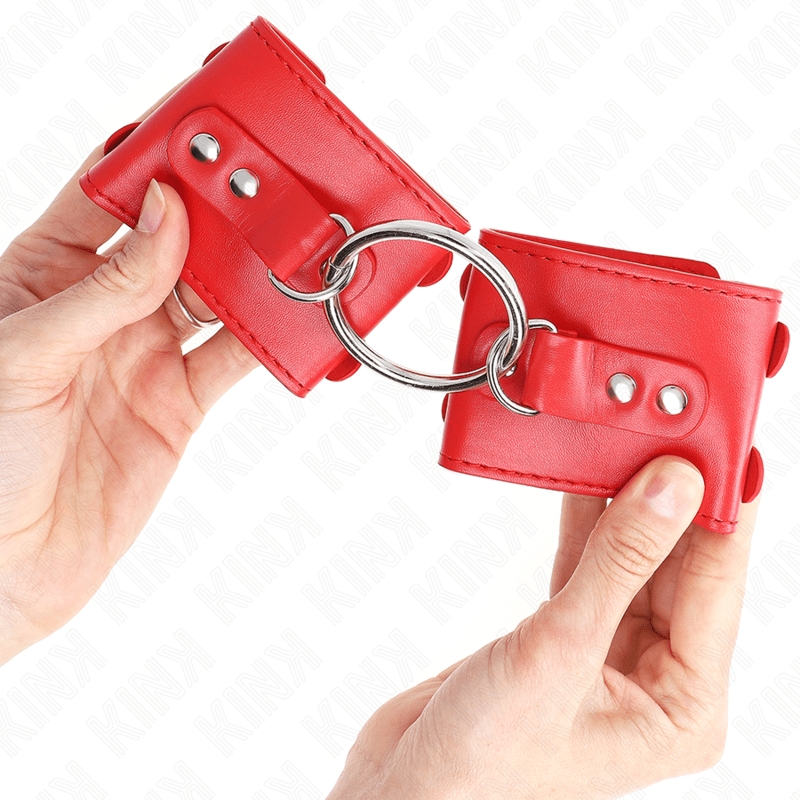 KINK - POLSO FISSO CON ANELLO E BORCHIE REGOLABILE ROSSO 17 - 22 CM X 6,5 CM - KINK WRIST RESTRAINT - Intimo per le occasioni speciali | The Game Lingerie