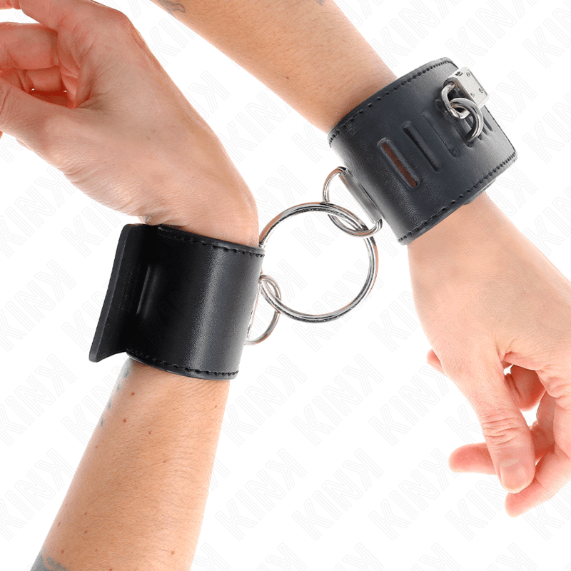 KINK - POLSO FISSO CON CHIUSURA AD ANELLO E LUCCHETTO NERO REGOLABILE 16 - 23 CM X 5,5 CM - KINK WRIST RESTRAINT - Intimo per le occasioni speciali | The Game Lingerie