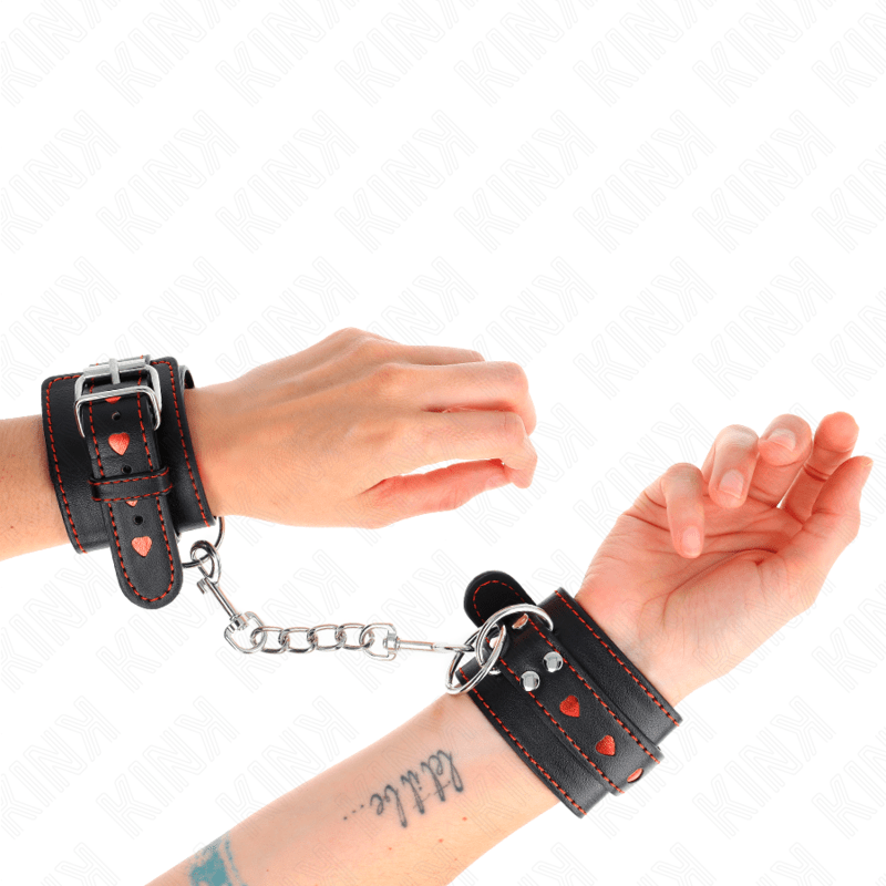 KINK - POLSO NERO CON INTARSIO CUORE ROSSO REGOLABILE 21 - 28 CM X 5,5 CM - KINK WRIST RESTRAINT - Intimo per le occasioni speciali | The Game Lingerie