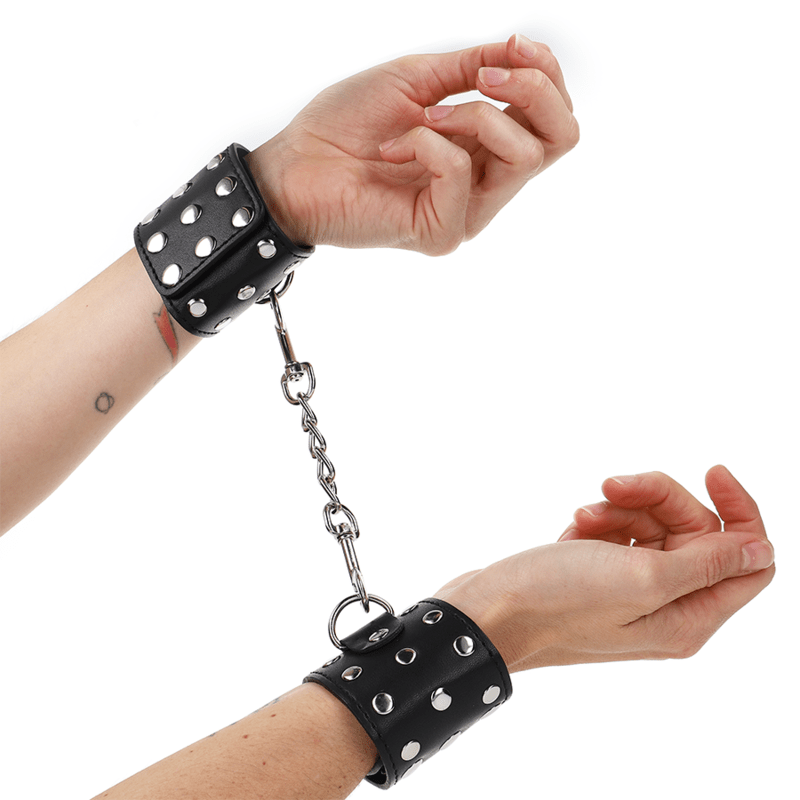 KINK - RESISTENZA DA POLSO CON CHIUSURA A SCATTO COMPLETA DI RIVETTI NERA REGOLABILE 19 - 24 CM X 5,5 CM - KINK WRIST RESTRAINT - Intimo per le occasioni speciali | The Game Lingerie