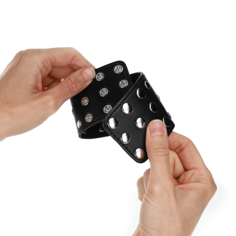 KINK - RESISTENZA DA POLSO CON CHIUSURA A SCATTO COMPLETA DI RIVETTI NERA REGOLABILE 19 - 24 CM X 5,5 CM - KINK WRIST RESTRAINT - Intimo per le occasioni speciali | The Game Lingerie