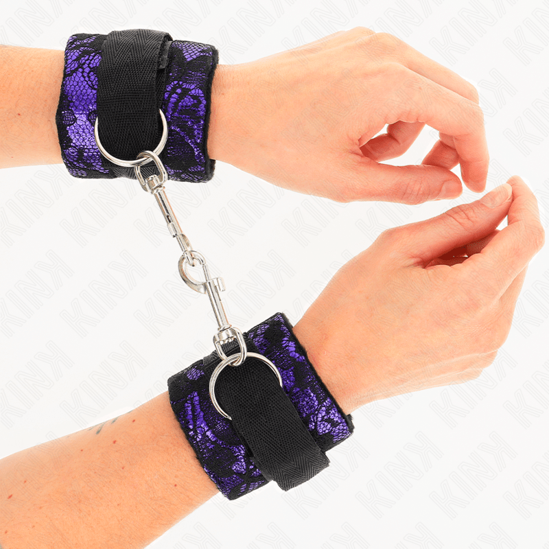 KINK - RESISTENZA DA POLSO CORTA IN PIZZO DI VELLUTO E FASCIA IN NYLON VIOLA/NERO 23 X 6,5 CM - KINK WRIST RESTRAINT - Intimo per le occasioni speciali | The Game Lingerie