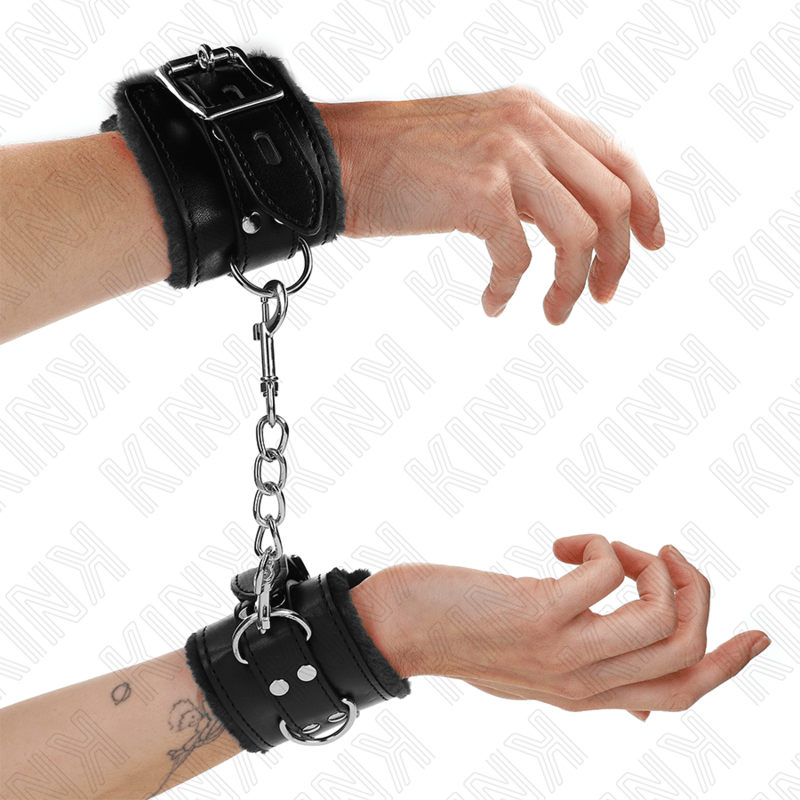 KINK - RESISTENZA DA POLSO IMBOTTITA IN PELLICCIA NERA CON CINTURA NERA REGOLABILE 17 - 29 CM X 6 CM - KINK WRIST RESTRAINT - Intimo per le occasioni speciali | The Game Lingerie