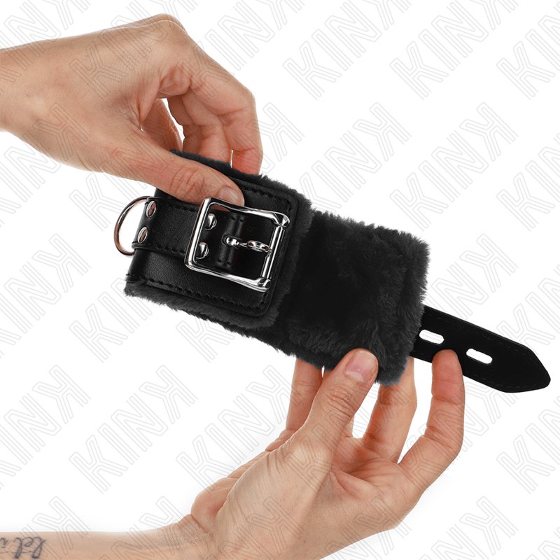 KINK - RESISTENZA DA POLSO IMBOTTITA IN PELLICCIA NERA CON CINTURA NERA REGOLABILE 17 - 29 CM X 6 CM - KINK WRIST RESTRAINT - Intimo per le occasioni speciali | The Game Lingerie