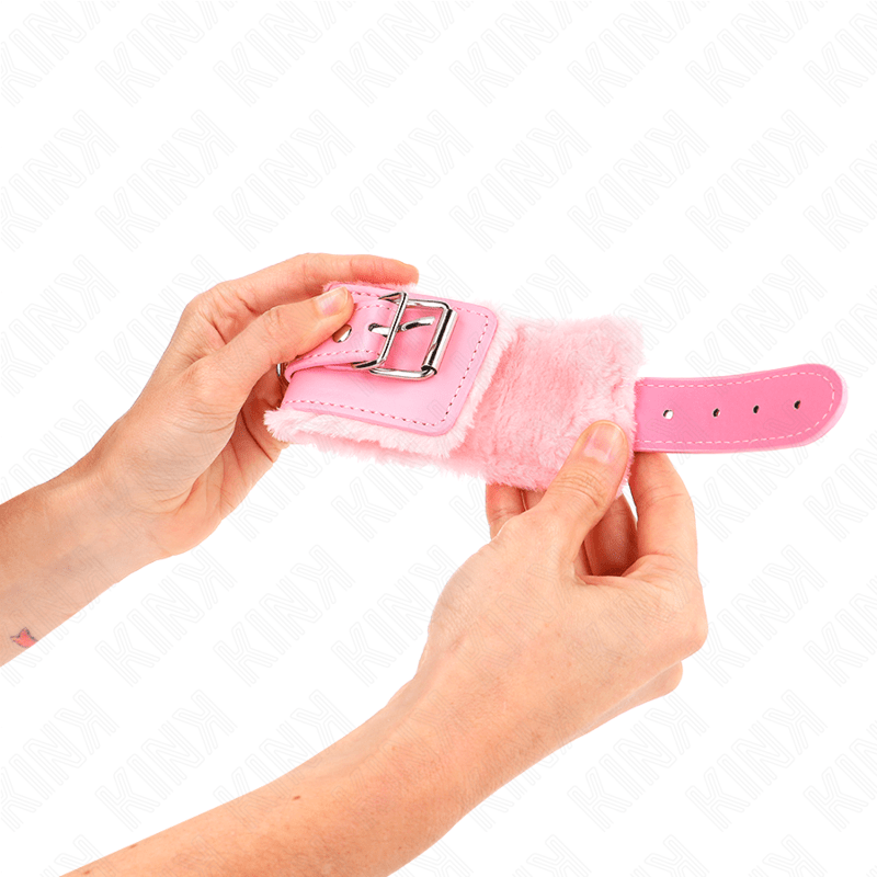 KINK - RESISTENZA DA POLSO IMBOTTITA IN PELLICCIA ROSA CON CINTURA ROSA REGOLABILE 17 - 29 CM X 6 CM - KINK WRIST RESTRAINT - Intimo per le occasioni speciali | The Game Lingerie