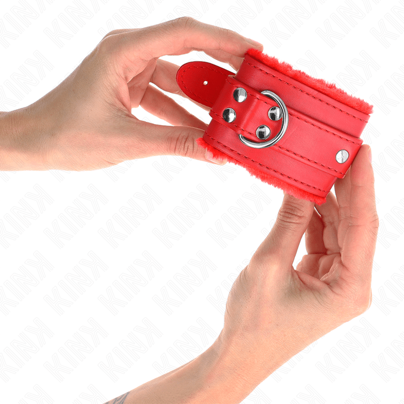 KINK - RESISTENZA DA POLSO IMBOTTITA IN PELLICCIA ROSSO CON CINTURA ROSSA REGOLABILE 17 - 29 CM X 6 CM - KINK WRIST RESTRAINT - Intimo per le occasioni speciali | The Game Lingerie