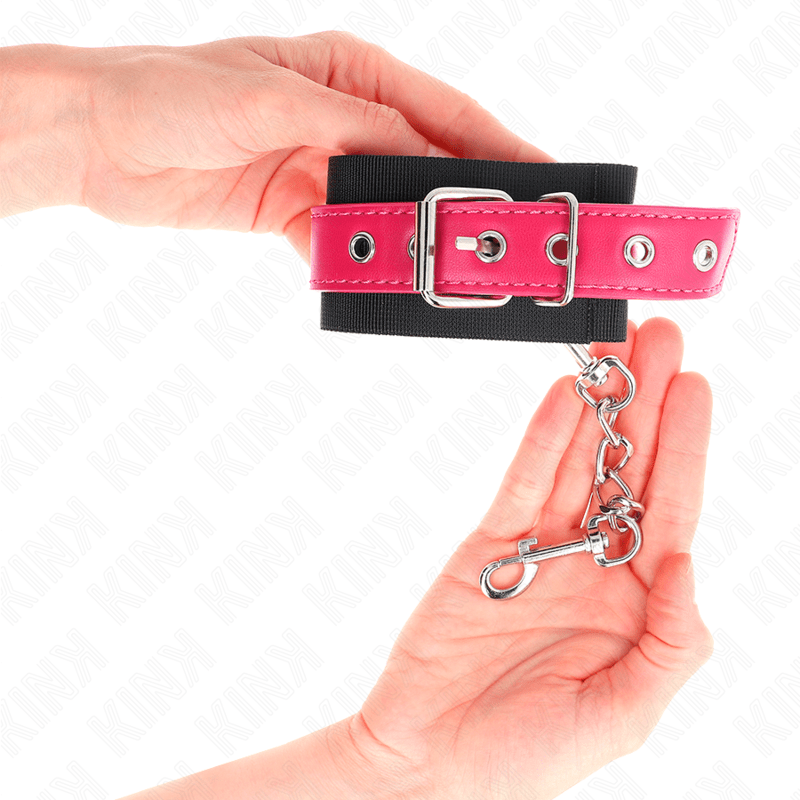 KINK - RESISTENZA DA POLSO IN NYLON NERO CON CINTURA IN SIMILPELLE ROSA LAMPONE REGOLABILE 19 - 29 CM X 5,1 CM - KINK WRIST RESTRAINT - Intimo per le occasioni speciali | The Game Lingerie
