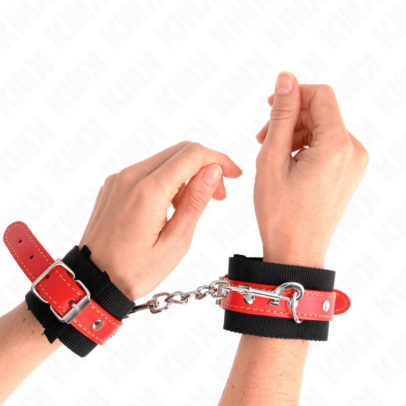 KINK - RESISTENZA DA POLSO IN NYLON NERO CON SIMILPELLE ROSSO REGOLABILE 19 - 24 CM X 5,5 CM - KINK WRIST RESTRAINT - Intimo per le occasioni speciali | The Game Lingerie
