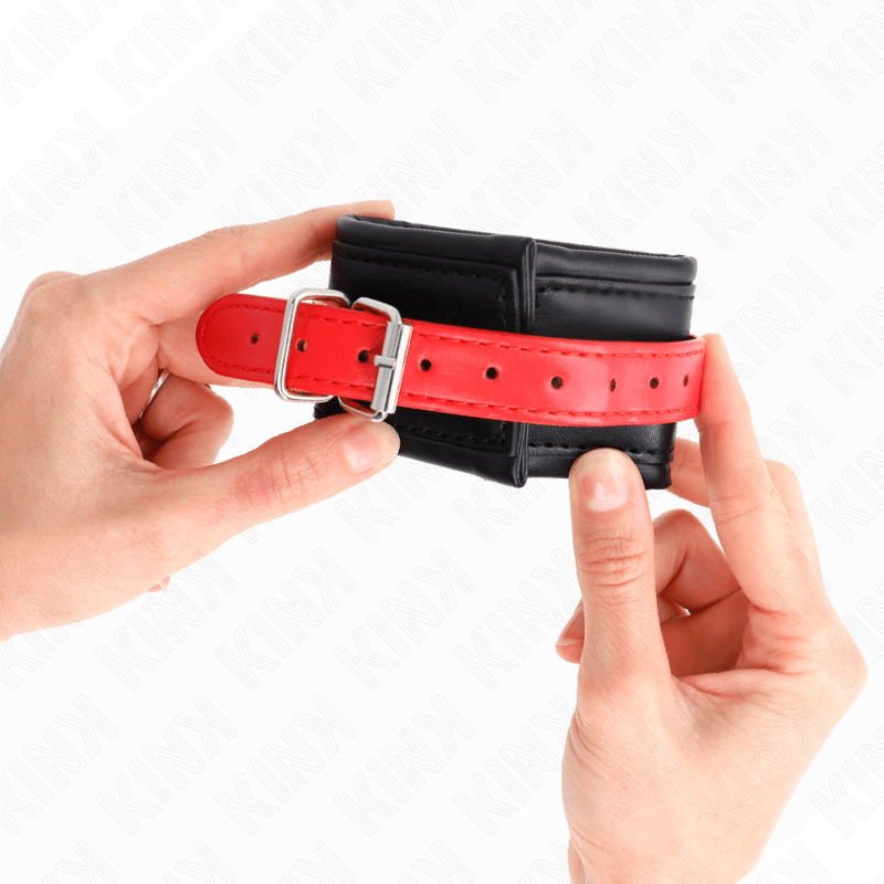 KINK - RESISTENZA DA POLSO NERA CON CINTURA ROSSA REGOLABILE 17 - 28 CM X 6 CM - KINK WRIST RESTRAINT - Intimo per le occasioni speciali | The Game Lingerie