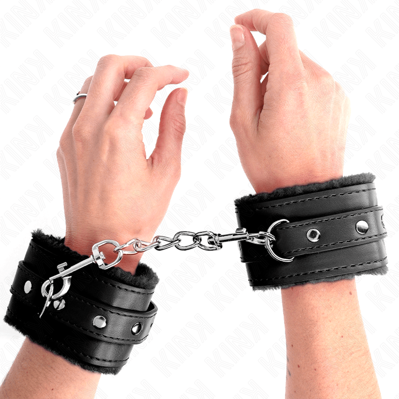 KINK - RESISTENZA DA POLSO PREMIUM FODERATA IN PELLICCIA NERA CON CINTURA NERA REGOLABILE 17 - 29 CM X 6 CM - KINK WRIST RESTRAINT - Intimo per le occasioni speciali | The Game Lingerie