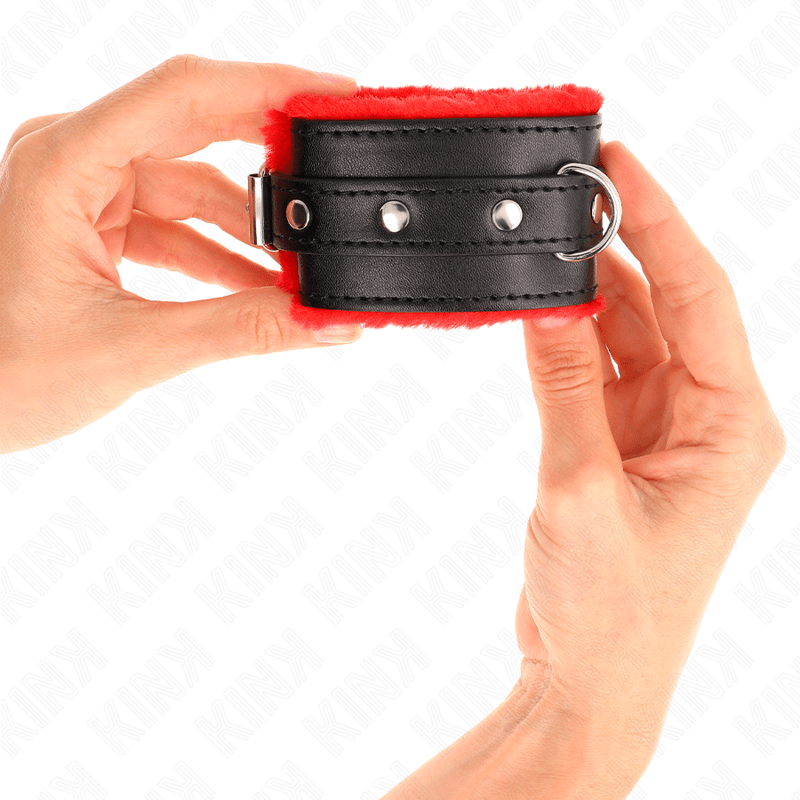 KINK - RESISTENZA DA POLSO PREMIUM FODERATA IN PELLICCIA ROSSO CON CINTURA NERA REGOLABILE 17 - 29 CM X 6 CM - KINK WRIST RESTRAINT - Intimo per le occasioni speciali | The Game Lingerie