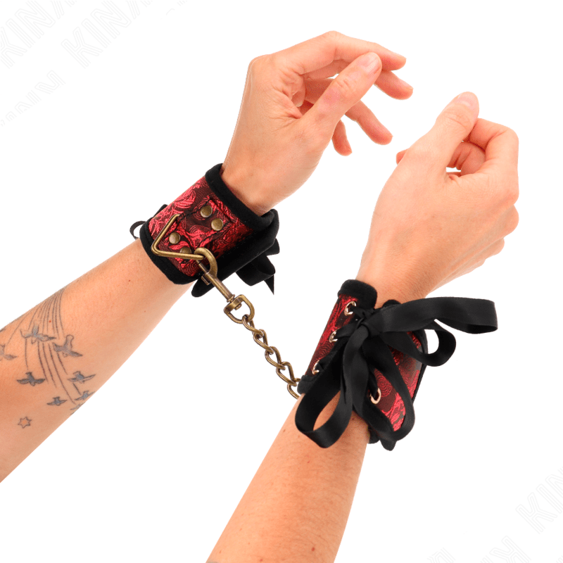 KINK - RESISTENZA DA POLSO SCANDALO DETTAGLI IN PIZZO ROSSO - NERO 24,5 CM X 6,5 CM - KINK WRIST RESTRAINT - Intimo per le occasioni speciali | The Game Lingerie
