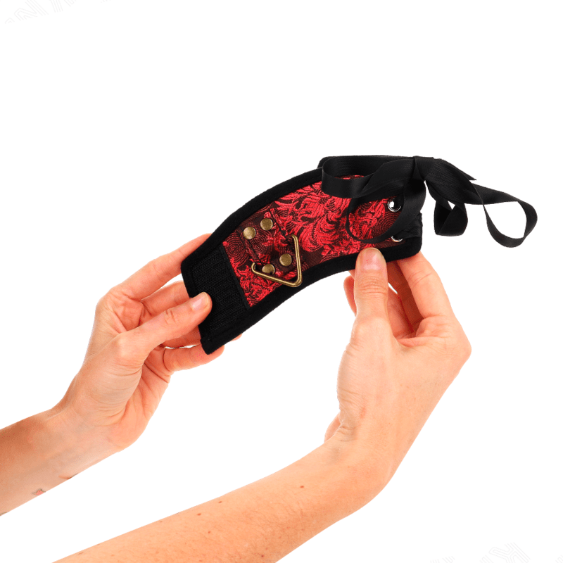 KINK - RESISTENZA DA POLSO SCANDALO DETTAGLI IN PIZZO ROSSO - NERO 24,5 CM X 6,5 CM - KINK WRIST RESTRAINT - Intimo per le occasioni speciali | The Game Lingerie