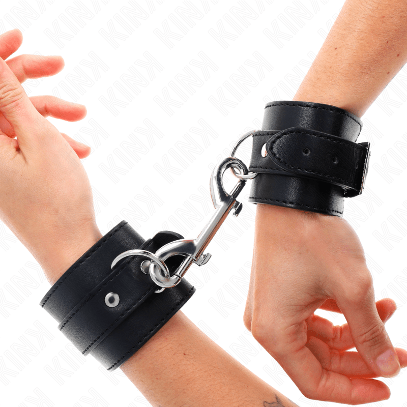 KINK - TENUTA DA POLSO - FILA DI RIVETTI SINGOLA E FIBBIA GRANDE NERA REGOLABILE 17 - 28 CM X 5 CM - KINK WRIST RESTRAINT - Intimo per le occasioni speciali | The Game Lingerie