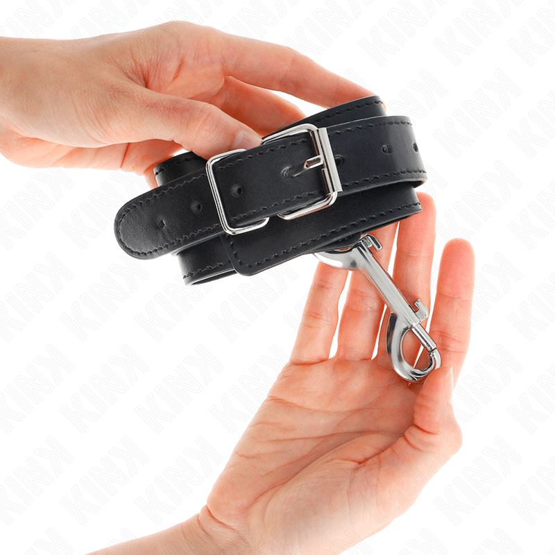 KINK - TENUTA DA POLSO - FILA DI RIVETTI SINGOLA E FIBBIA GRANDE NERA REGOLABILE 17 - 28 CM X 5 CM - KINK WRIST RESTRAINT - Intimo per le occasioni speciali | The Game Lingerie
