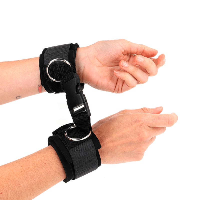 KINK - TENUTA DA POLSO IN NEOPRENE CON GANCIO E LOOP NERA REGOLABILE 22 - 34 CM - KINK WRIST RESTRAINT - Intimo per le occasioni speciali | The Game Lingerie