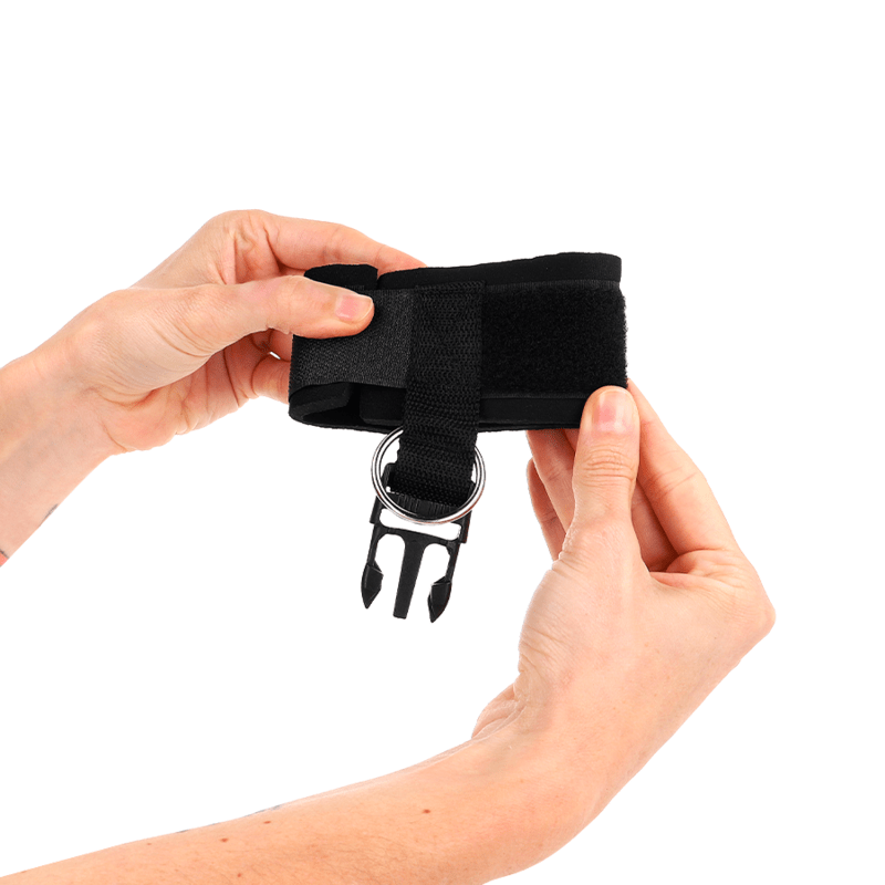 KINK - TENUTA DA POLSO IN NEOPRENE CON GANCIO E LOOP NERA REGOLABILE 22 - 34 CM - KINK WRIST RESTRAINT - Intimo per le occasioni speciali | The Game Lingerie